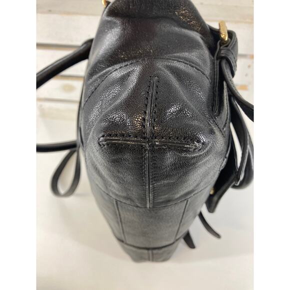 MICHAEL KORS, LARGE BLACK LEATHER CROSSBODY BAG WITH CHARM - Picture 7 of 14